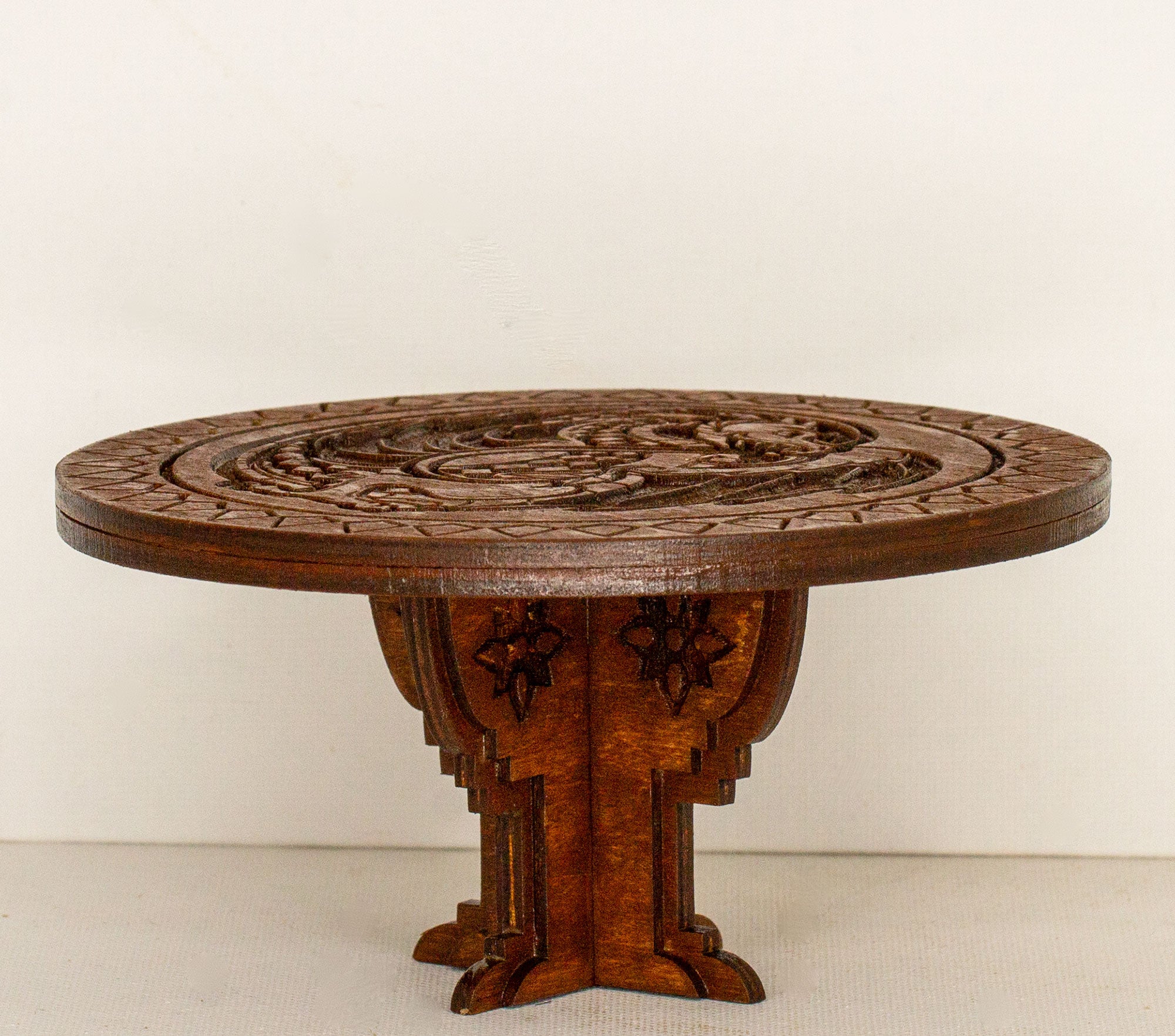 Miniature Medieval Gothic Style Round Engraved Table - 1 12  or 1 24 Scale Kit